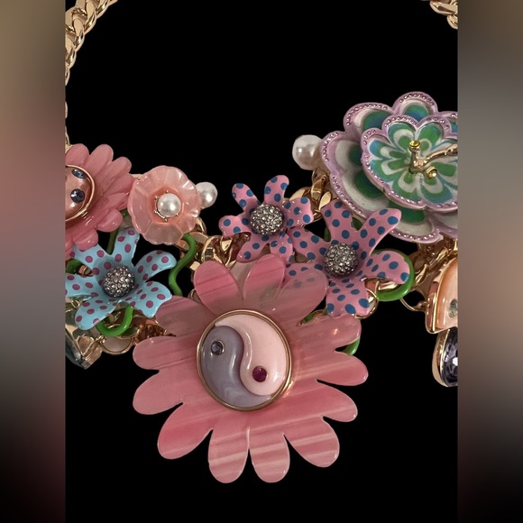 New BETSEY JOHNSON ENCHANTED DRAMA STATEMENT NECKLACE PASTEL MULTI - Picture 14 of 16